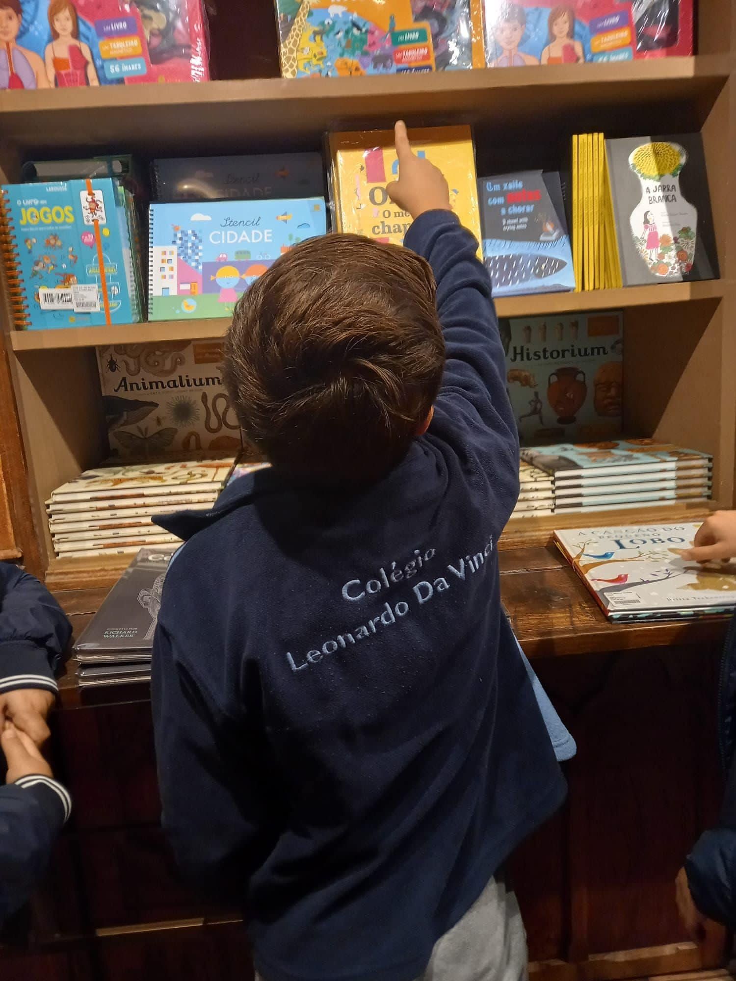 Aluno do colégio a escolher um livro