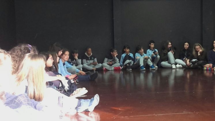 Alunos do 2.&ordm; ciclo assistem a aula de interpreta&ccedil;&atilde;o com o ator Pedro Lamares e a aula de canto dos alunos da ACE Escola de Artes de Famalic&atilde;o